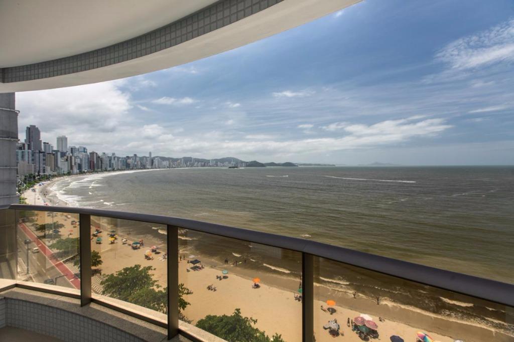 Lançamento, frente mar, vista total da orla, 3 suítes e 2 vagas de garagem.