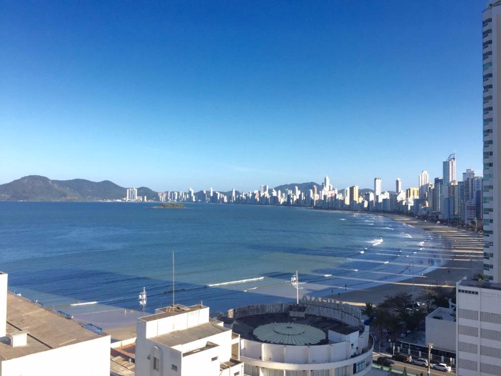 Vista para o mar fantástica, 3 suítes, 3 vagas de garagem, tudo no melhor bairro residencial.