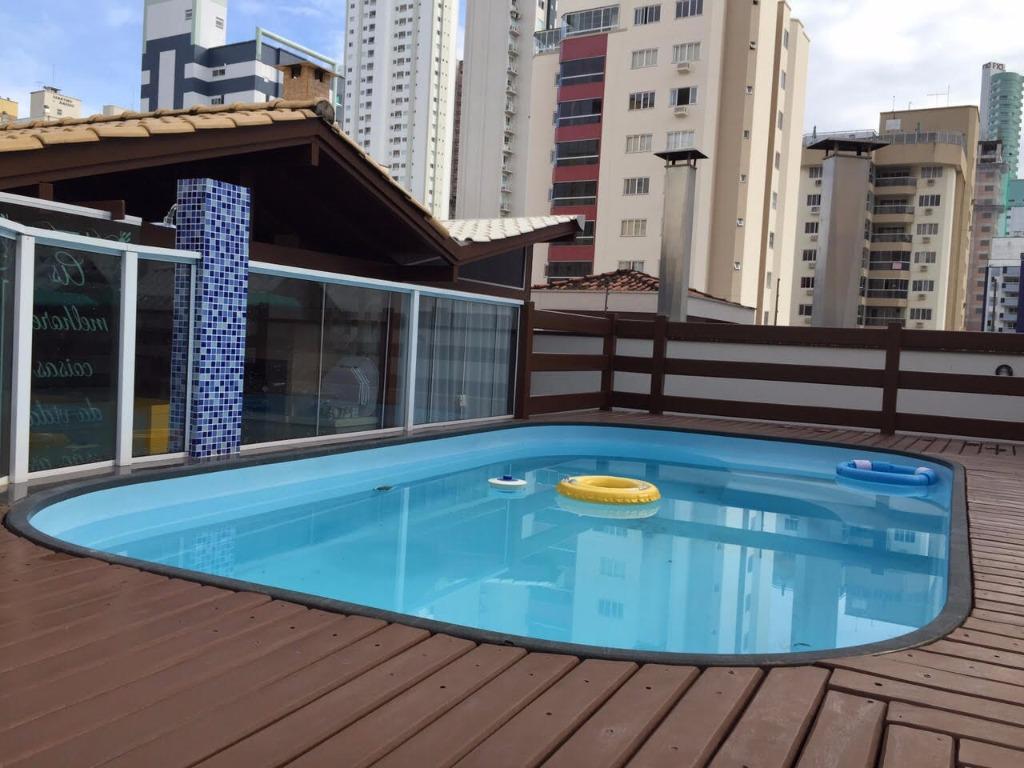 Apartamento diferenciado com piscina particular. Centro de BC