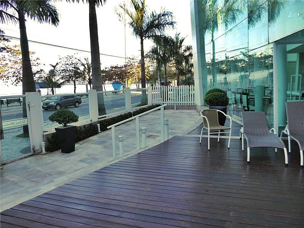 Apartamento Frente Mar, venda e locação temporada,  mobiliado e decorado com 2 suítes e 2 vagas.