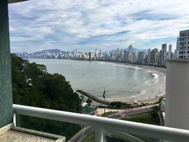 Apartamento de 1 dormitório com vista panorâmica do mar e da cidade.