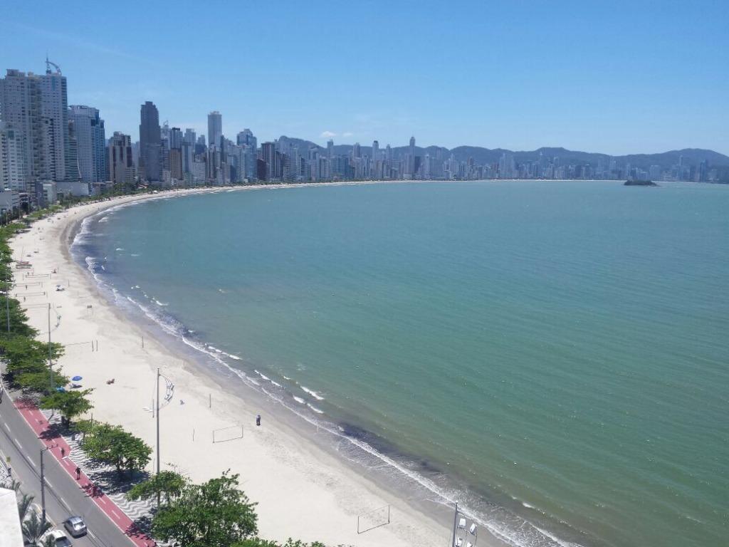 Apartamento frente mar de 3 dormitórios, sendo 1 suíte, com 2 vagas e reformado.