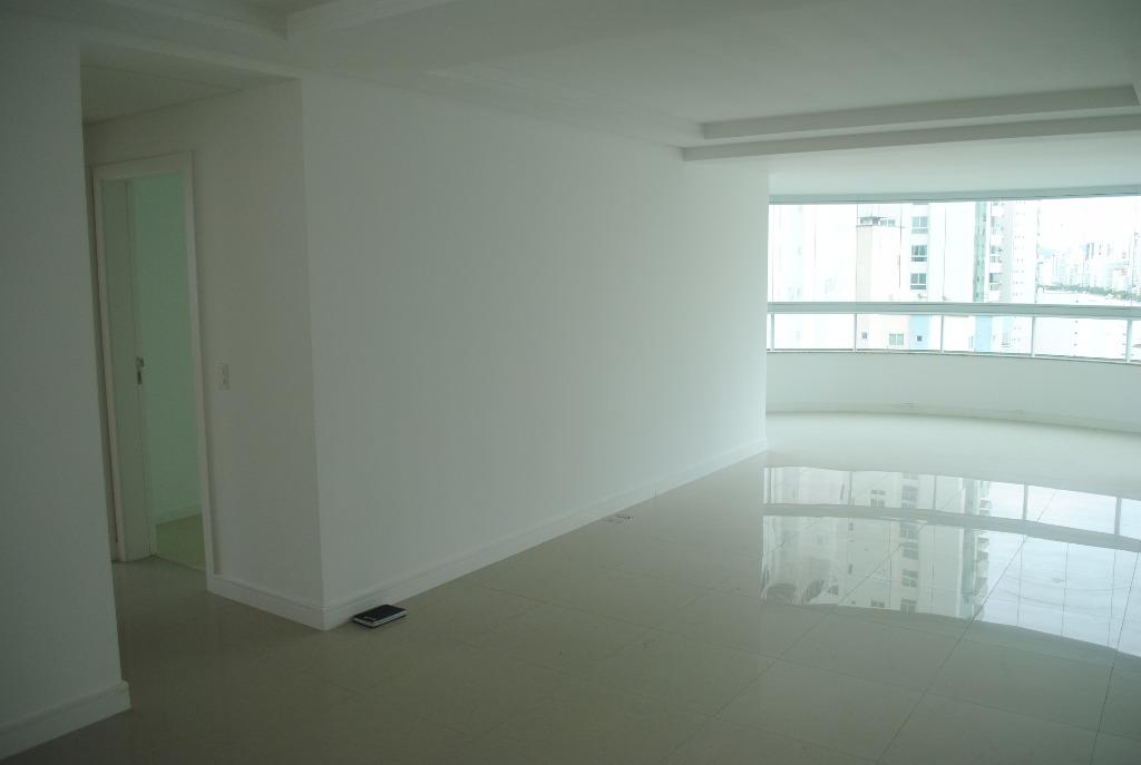 Apartamento residencial à venda, Pioneiros, Balneário Camboriú.