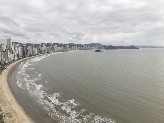 Frente mar, vista panoramica da orla, 3 suítes e 2 vagas de garagem privativas, excelente preço.