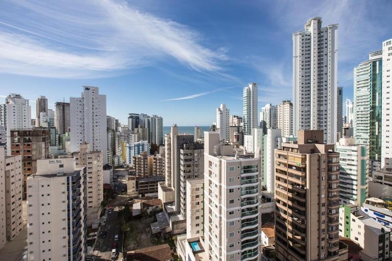 Apartamento no centro, mobiliado e decorado, andar alto, 3 suítes e 2 vagas, área de lazer completa.