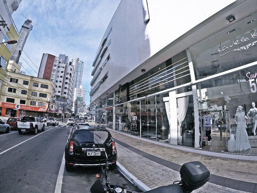 Sala Comercial à venda na Av. Brasil, ponto estratégico.