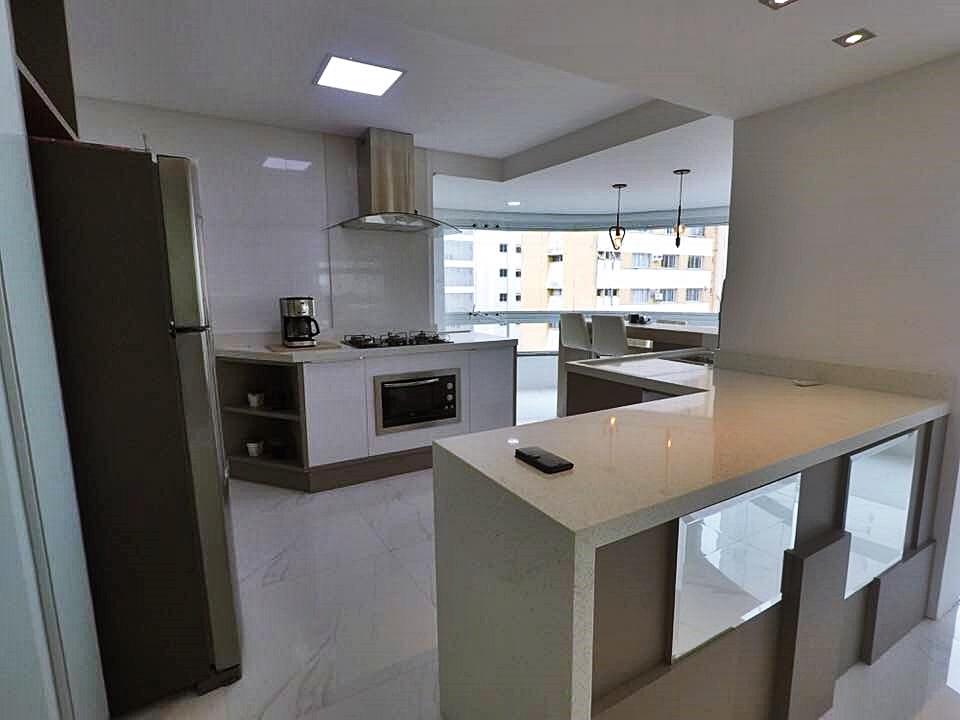 Apartamento Mobiliado, 3 suítes e 2 vagas.