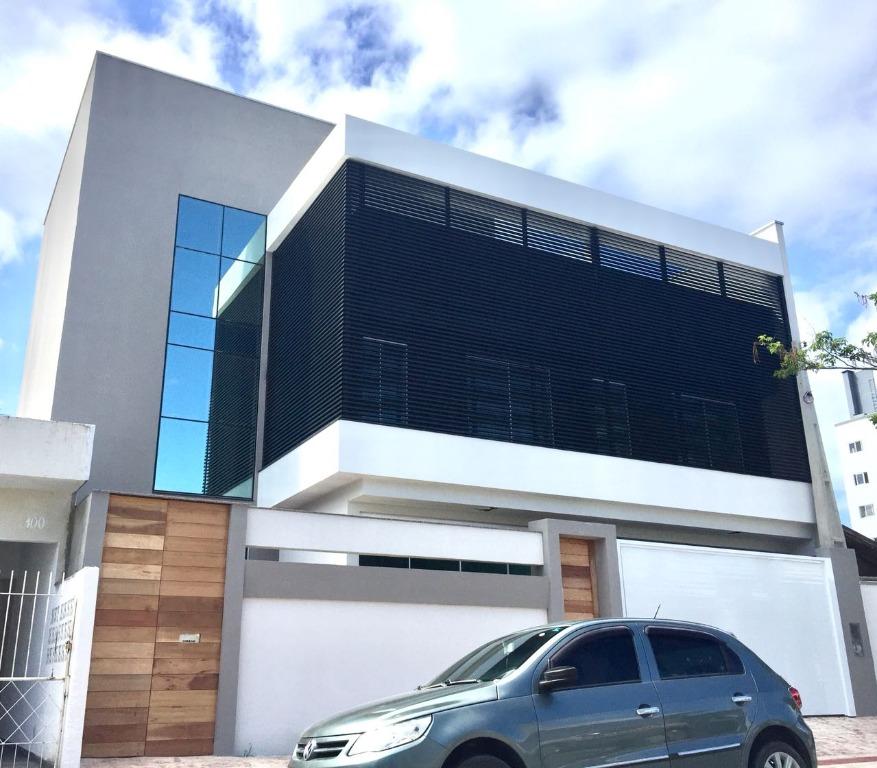 Sobrado Alto Padrão à venda no Centro de BC, 3 suítes, 2 vagas, terraço com piscina e área gourmet.